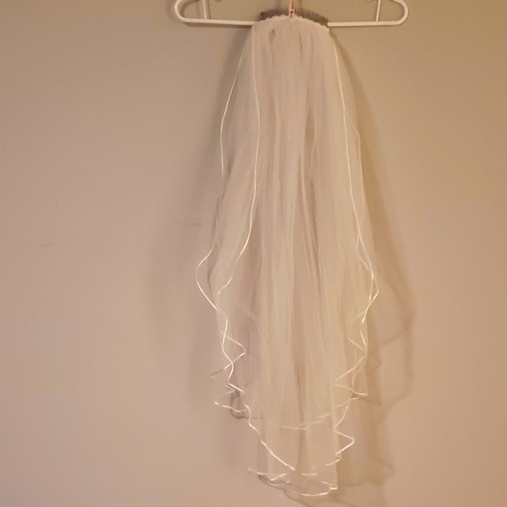 Wedding veil 👰. 35" long and extends to 50" width.💙